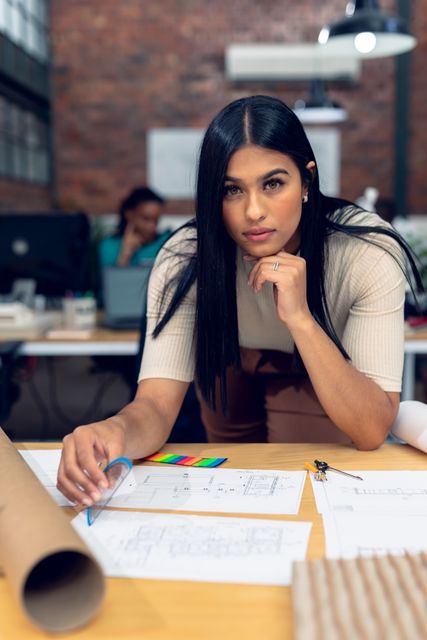 Confident Young Businesswoman Leaning on Desk in Modern Office - Download Free Stock Images Pikwizard.com