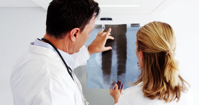 Doctors Analyzing X-Ray Image for Diagnosis in Hospital - Download Free Stock Images Pikwizard.com