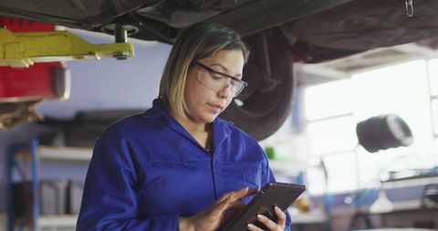 Female Mechanic Using Digital Tablet in Auto Repair Shop - Download Free Stock Images Pikwizard.com