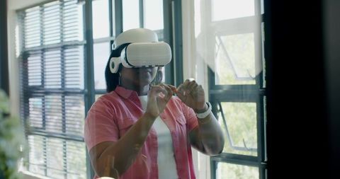 Experiencing virtual reality with pinch gesture in modern daylight workspace