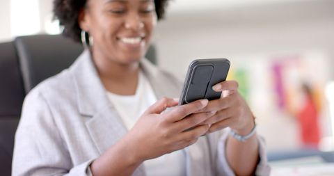 Smiling African American Businesswoman Using Smartphone at Work - Download Free Stock Images Pikwizard.com