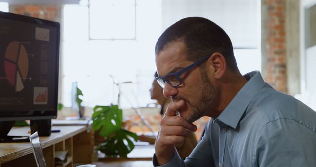 Business Professional Analyzing Data on Computer - Download Free Stock Photos Pikwizard.com