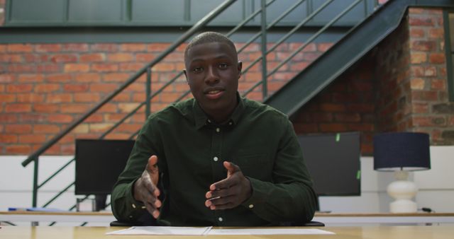 Confident African American man giving professional presentation at modern office - Download Free Stock Images Pikwizard.com