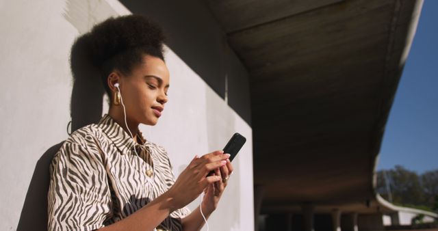 Young Woman Listening to Music on Earphones Using Smartphone Outdoors - Download Free Stock Images Pikwizard.com