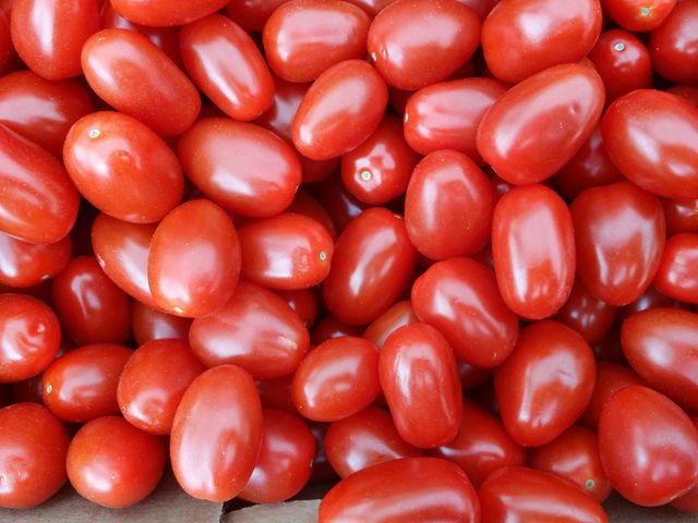 Fresh Grape Tomatoes Close-Up, Vibrant Red Organic Produce - Download Free Stock Photos Pikwizard.com