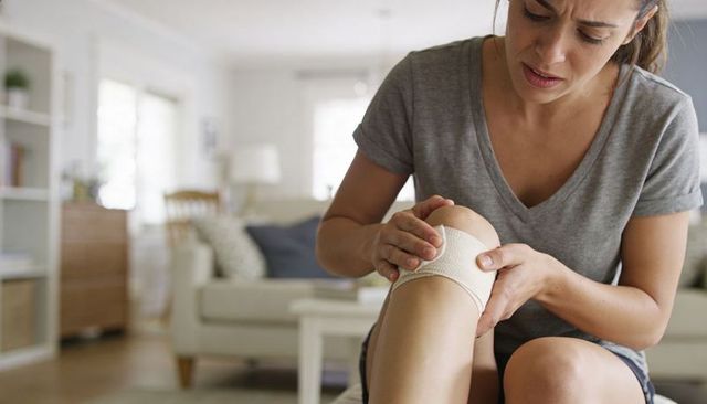 Applying Elastic Knee Bandage at Home for Recovery and Compression Therapy