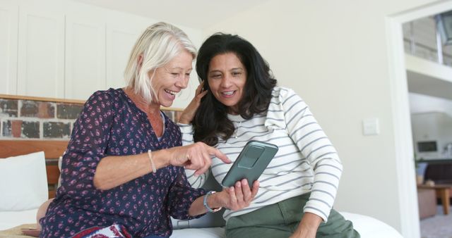 Diverse Senior Friends Enjoying Time Together with Smart Device - Download Free Stock Images Pikwizard.com