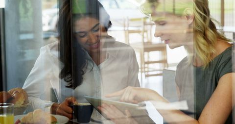 Women Discussing Business Ideas Over Breakfast at Cafe - Download Free Stock Images Pikwizard.com