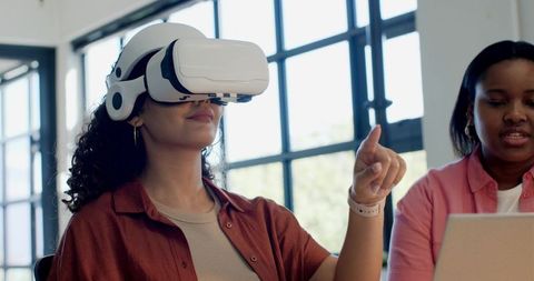 African American Women Exploring Virtual Reality Headset in Collaborative Tech Workshop