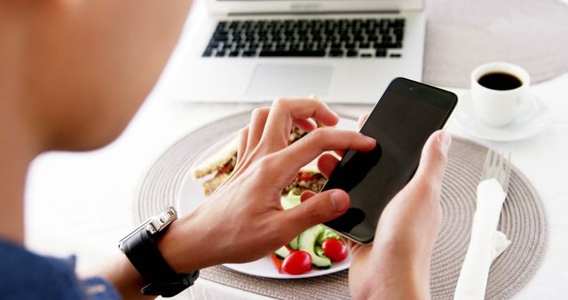 Person Using Smartphone While Eating Lunch at Café - Download Free Stock Images Pikwizard.com