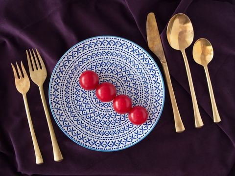 Luxury Table Setting with Gold Cutlery and Geometric Plate