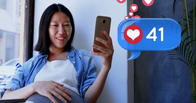 Pregnant Woman Smiling at Smartphone, Receiving Social Media Likes - Download Free Stock Images Pikwizard.com