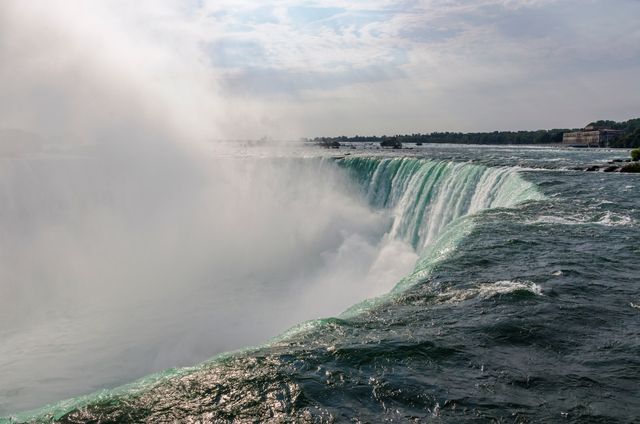 Majestic Niagara Falls with Mist and Flowing Water - Download Free Stock Photos Pikwizard.com