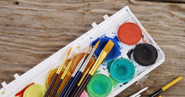 Perfect for representations of artistic creativity and craft projects. Useful in blog posts, articles, and advertisements related to art classes, tutorials, and DIY projects. Suitable for educational purposes to inspire budding artists.