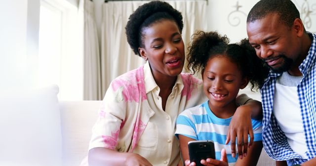 Happy African American Family Using Smartphone Together at Home - Download Free Stock Images Pikwizard.com