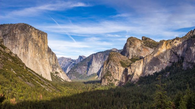 Scenic View of Yosemite Valley with Majestic Mountains and Clear Sky - Download Free Stock Photos Pikwizard.com