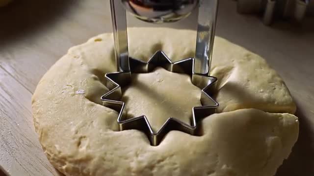Creating Star-Shaped Cookie Designs with Plunger Cutter