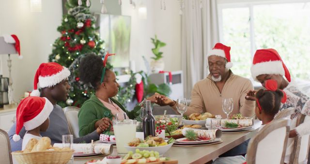 African American Family Praying Before Christmas Meal at Festive Table - Download Free Stock Photos Pikwizard.com