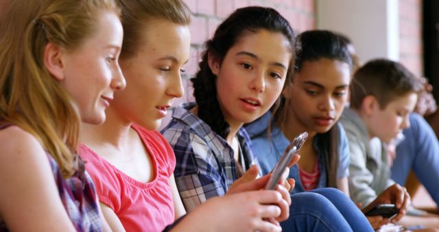 Group of Teenagers Using Smartphones and Texting - Download Free Stock Images Pikwizard.com