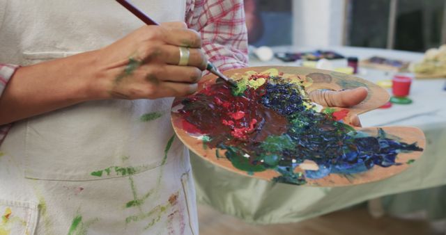 Artist Mixing Colors on Palette in Creative Art Studio - Download Free Stock Images Pikwizard.com