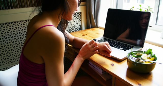 Woman Enjoying Healthy Salad While Working at Home on Laptop - Download Free Stock Images Pikwizard.com