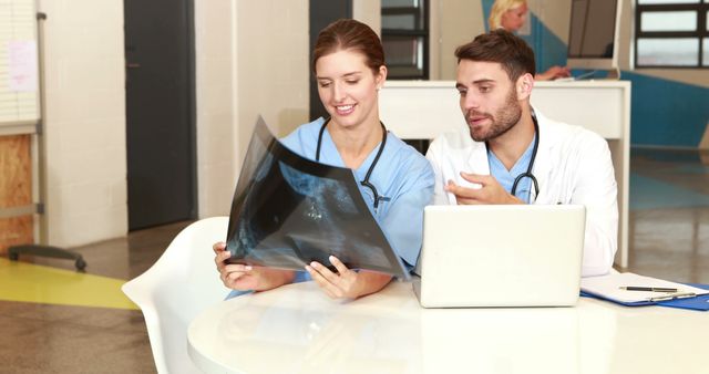 Medical Professionals Analyzing X-ray Image Together in Hospital - Download Free Stock Images Pikwizard.com