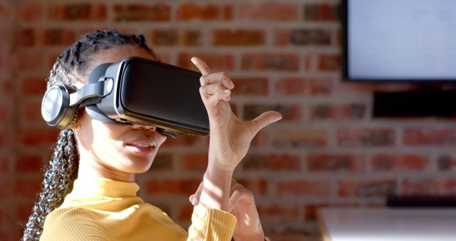 Woman Experiencing Virtual Reality Using VR Headset - Download Free Stock Images Pikwizard.com