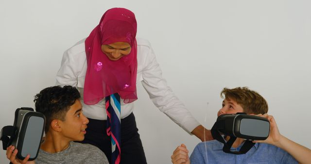 Educator Engaging Students with Virtual Reality headsets in the Classroom - Download Free Stock Images Pikwizard.com