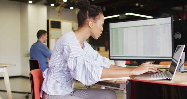 Young Businesswoman Analyzing Data on Computer at Modern Office - Download Free Stock Images Pikwizard.com