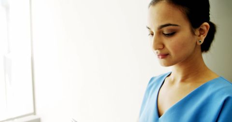 Female Surgeon Communicating via Smartphone in Hospital Setting - Download Free Stock Images Pikwizard.com