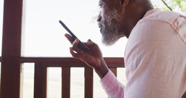 Senior man recording voice message on smartphone outdoors - Download Free Stock Images Pikwizard.com