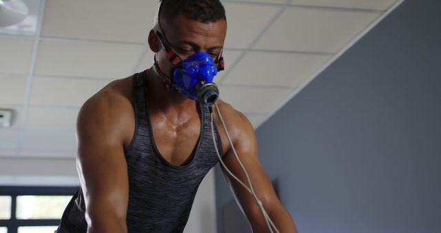 Athletic man training with respiratory mask in gym - Download Free Stock Images Pikwizard.com