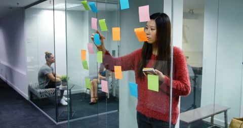 Businesswoman Organizing Ideas with Colorful Sticky Notes in Office - Download Free Stock Images Pikwizard.com