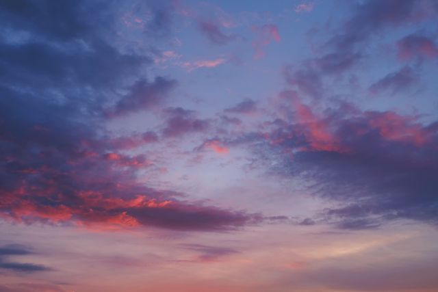 Beautiful Sunset Sky with Pink and Purple Clouds - Download Free Stock Photos Pikwizard.com
