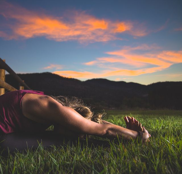 Woman in Pink Tank Top Doing Yoga on Green Grass during Dawn - Download Free Stock Photos Pikwizard.com