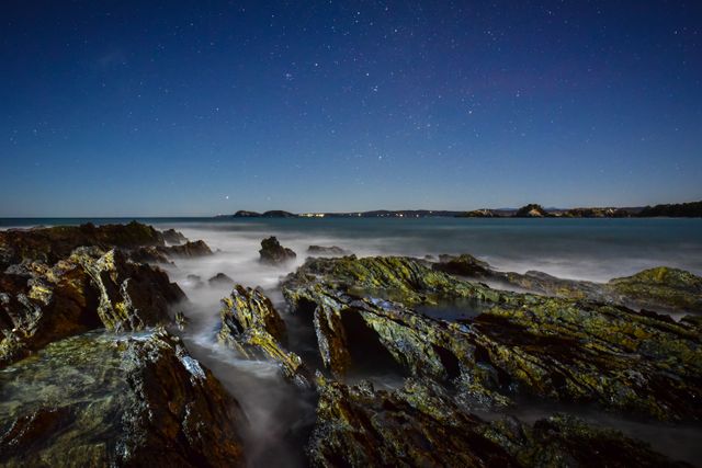 Ideal for use in nature and travel websites, this night-time coastal scene exudes tranquility and natural beauty, perfect for tourism promotions and desktop wallpapers.
