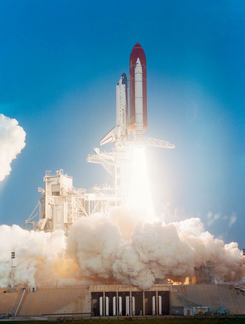STS039-S-048 (28 April 1991)--- This side view of liftoff of the Space Shuttle Discovery was provided by a pre-set camera at KSC's Launch Pad 39A.  Launch occurred at 7:33:14 a.m. (EDT), April 28, 1991.  Onboard were astronauts Michael L. Coats, L. Blaine Hammond, Guion S. Bluford Jr., Charles L. (Lacy) Veach, Richard J. Hieb, Gregory J. Harbaugh and Donald R. McMonagle.