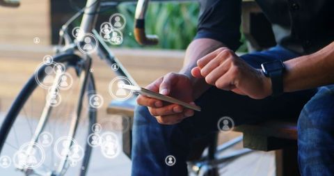 Mit Hände und Fahrrad virtueller Netzwerk Erstellung