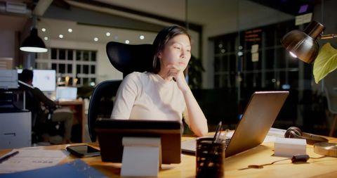 Focused Businesswoman Working Late on Laptop in Modern Office - Download Free Stock Images Pikwizard.com