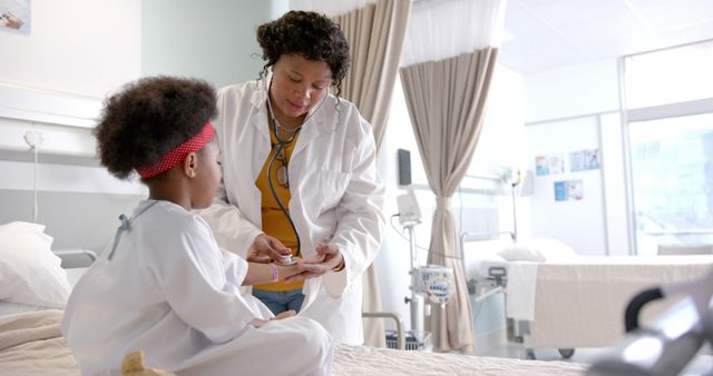 Pediatrician Examining Child Patient in Hospital Room - Download Free Stock Images Pikwizard.com