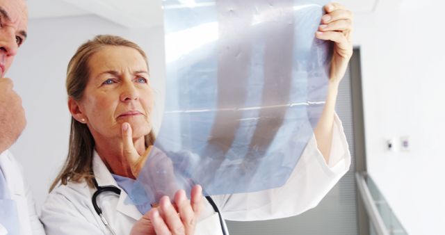 Experienced Doctors Analyzing X-ray Image for Accurate Diagnosis - Download Free Stock Images Pikwizard.com