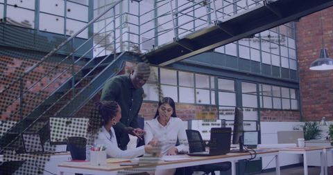 Collaborating in Open-Plan Office with Digital Financial Graphics