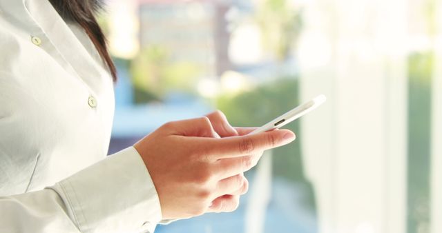 Businesswoman Texting on Smartphone with Sunlight - Download Free Stock Images Pikwizard.com