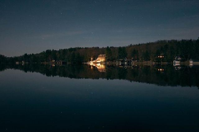 Tranquil Lakeside Community at Night with Reflections - Download Free Stock Photos Pikwizard.com