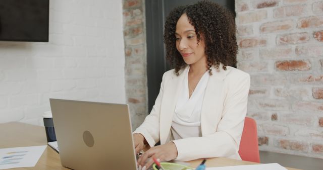 Confident African American businesswoman working on laptop in modern office - Download Free Stock Images Pikwizard.com