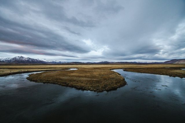 Dramatic River Bend in Remote Icelandic Landscape at Dusk - Download Free Stock Photos Pikwizard.com