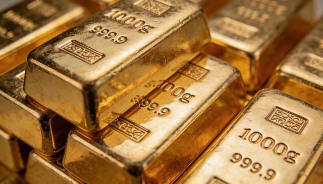 Stacked 1000g Gold Bars Reflecting Warm Studio Light 999.9 Purity Luxury Bullion