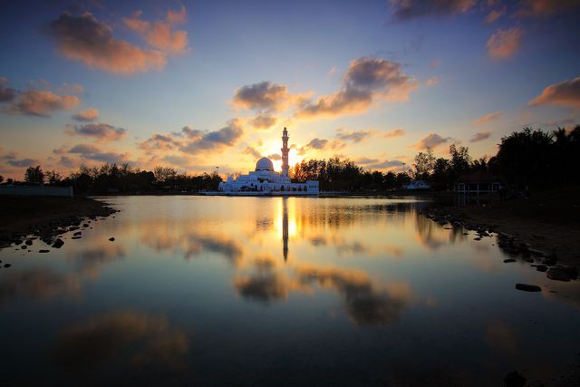 Scenic Sunset View of Mosque by Waterfront with Reflection - Download Free Stock Photos Pikwizard.com