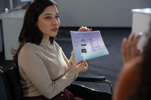Asian businesswoman presenting vr headset data in collaborative office meeting