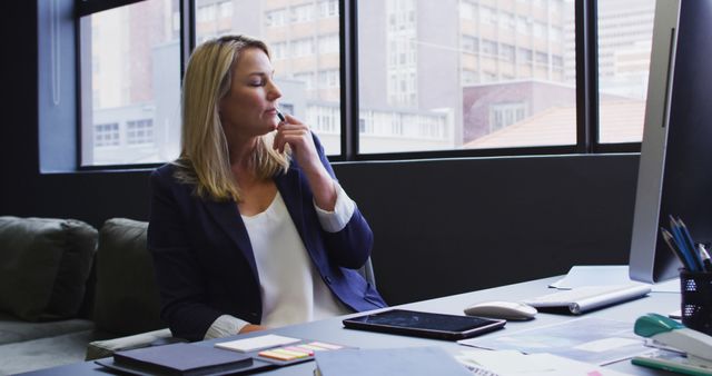 Focused Businesswoman Working at Modern Office Desk - Download Free Stock Images Pikwizard.com